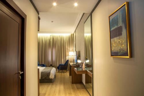 麦地那فندق غسن (السلام)的配有一张床和一张书桌的酒店客房