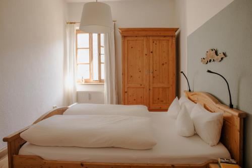 斯陶达奇格达赫Staudingerhof的一间卧室设有两张床和窗户。