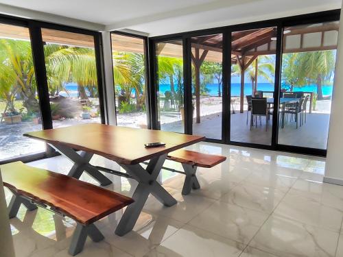 阿瓦托鲁Blue Lagoon Villa的海景客房内的桌子和长凳