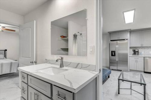 橙县Stylishly Remodeled 2-Bedroom home in Orangefield的白色的厨房配有水槽和冰箱