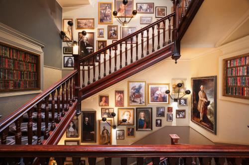 爱丁堡英国皇家王子街酒店的墙上有一堆照片的楼梯