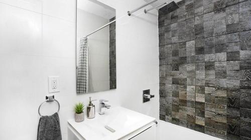 纽约24-3 Prime Gramercy New Studio W D Terrace的白色的浴室设有水槽和镜子