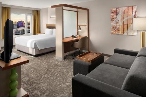 拉斯维加斯SpringHill Suites by Marriott Las Vegas Convention Center的酒店客房,配有床和沙发