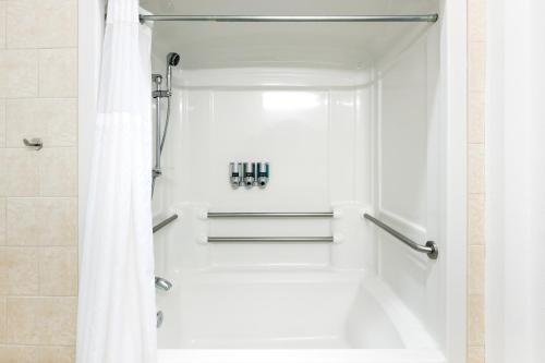 特拉基Gravity Haus Truckee-Tahoe的一间带白色淋浴帘的浴室