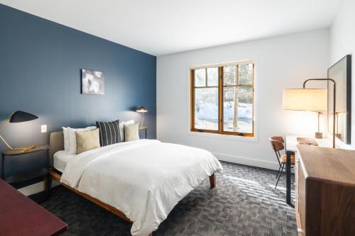 特拉基Gravity Haus Truckee-Tahoe的卧室设有一张白色大床和一扇窗户。