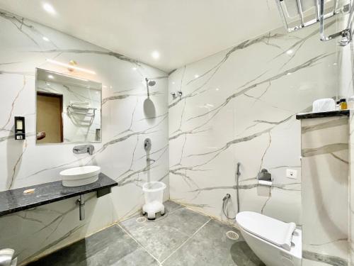 瓦拉纳西HOTEL VEDANGAM INN ! VARANASI - Forɘigner's Choice ! fully Air-Conditioned hotel with Parking availability, near Kashi Vishwanath Temple, and Ganga ghat的一间带大理石墙的浴室