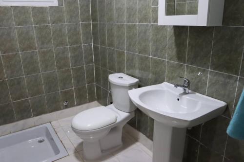 比绍CASA CAMBA MAR的一间带卫生间和水槽的浴室
