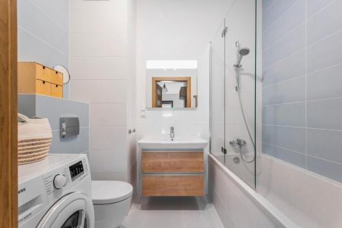 华沙Gandalf House的一间带水槽和洗衣机的浴室