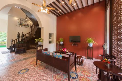 普吉镇O'nya Phuket Hotel - SHA Extra Plus的客厅设有红色的墙壁