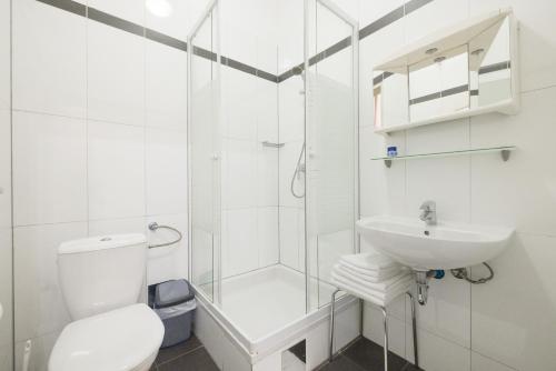 维也纳Pension Votiv的白色的浴室设有卫生间和水槽。