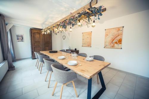 特鲁瓦Le 12, Brissonnet - Troyes的一间带木桌和椅子的用餐室