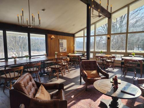 西多佛Mountaineer Inn的大型客房设有桌椅和窗户。