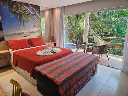 马塞约Villas do Pratagy的一间卧室设有一张床和一个大窗户
