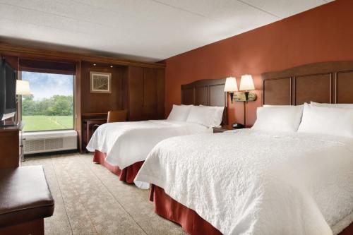 梅森辛辛那提国王岛汉普顿酒店的酒店客房设有两张床和窗户。