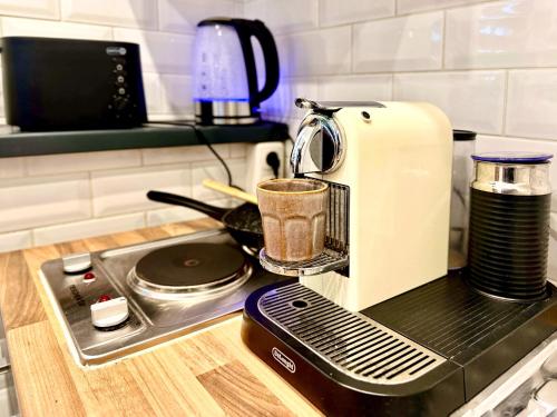 科隆DOMspitzen-BLICK, cooles 2 Zimmer Apt mit Küche und Smart-TV的厨房的柜台上设有咖啡壶