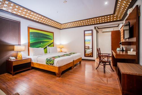 圣维森特阿古塔亚俱乐部酒店的配有一张床和一张书桌的酒店客房