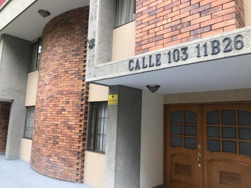 波哥大卡萨拉里维埃拉酒店的前面有一扇门的砖砌建筑