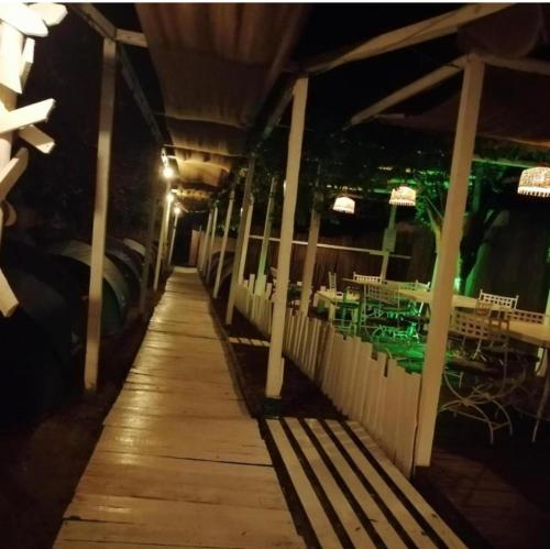 旧瓦马La Cort的夜间餐厅里一个带桌椅的码头