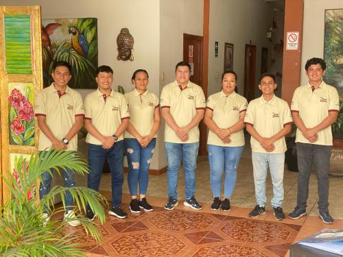 塔拉波托Residencial Brest Amazon Tarapoto的一群穿着衬衫的人,摆出一张照片