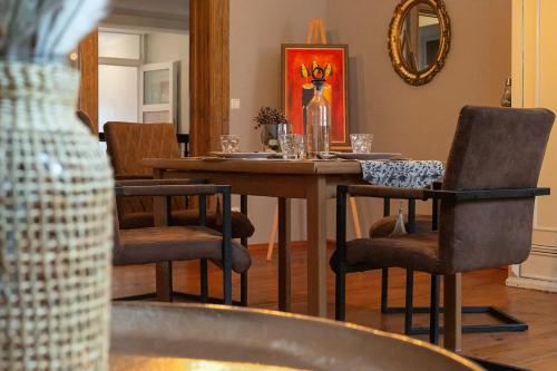 科特布斯Avancers - homelike living的一间带桌椅和镜子的用餐室