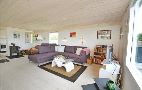 温讷鲁普Beautiful Home In Vinderup With Kitchen的客厅配有紫色沙发和电视