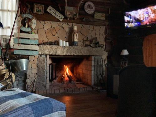 皮里亚波利斯达米罗乡村民宿的客厅设有壁炉和电视。