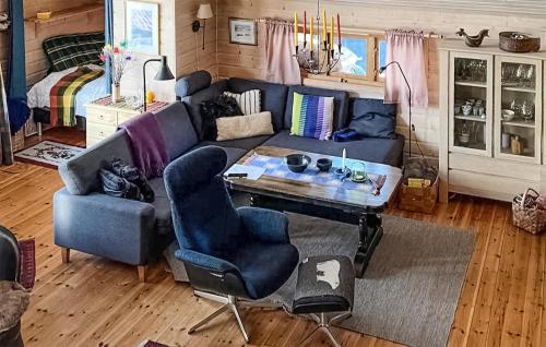达伦Amazing Home In Dalen With Wifi的客厅配有沙发和桌椅