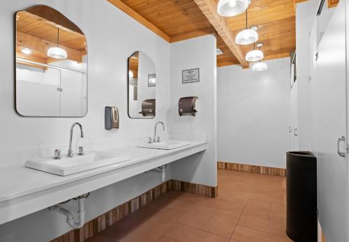 科斯比Roamstead Smoky Mountains的浴室设有2个水槽和2面镜子