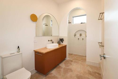 林肯港Palm Springs in Port Lincoln!的一间带水槽、卫生间和镜子的浴室