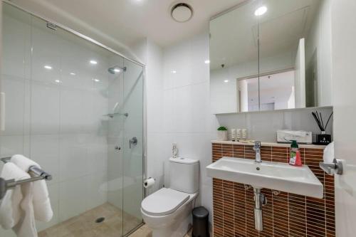 堪培拉Sensational City Apartment with Lake Views - Benjamin Way ACT的浴室配有卫生间、盥洗盆和淋浴。