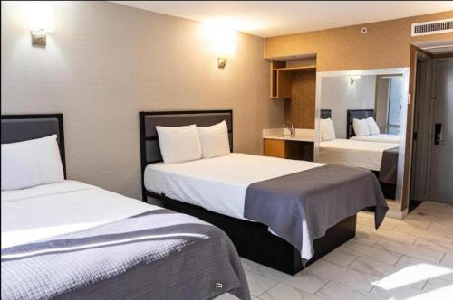 纽约Hotel Moca NYC的酒店客房带两张床和一间浴室
