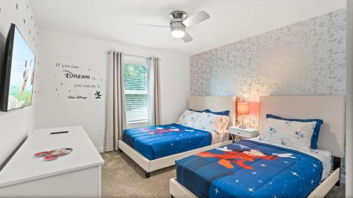 基西米Stunning Townhouses 5 Minutes away Disney!的一间卧室配有两张床和一张书桌
