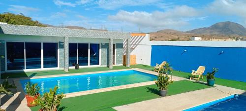 普拉亚Residência Águia的一座带游泳池和房子的别墅