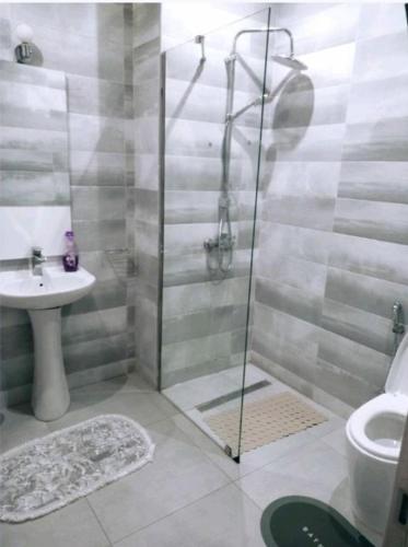 达喀尔Bella casa的带淋浴和盥洗盆的浴室