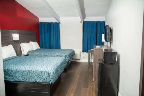 克拉克萨米特Econo Lodge Summit - Scranton的酒店客房设有两张床和电视。