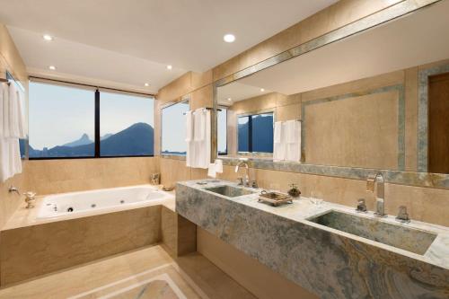 里约热内卢里约热内卢科帕卡巴纳希尔顿酒店的带浴缸和大镜子的大浴室