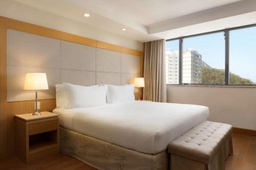 里约热内卢里约热内卢科帕卡巴纳希尔顿酒店的酒店客房设有一张床和一个大窗户