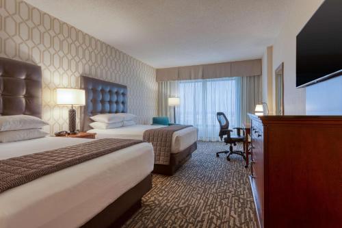 切斯特菲尔德圣路易斯菲尔德德鲁里广场酒店的酒店客房设有两张床和一台平面电视。