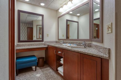 切斯特菲尔德圣路易斯菲尔德德鲁里广场酒店的浴室设有2个水槽和2面镜子