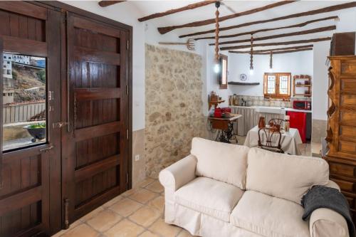 丘利利亚Casa Rural La Corretger的客厅配有白色沙发和门
