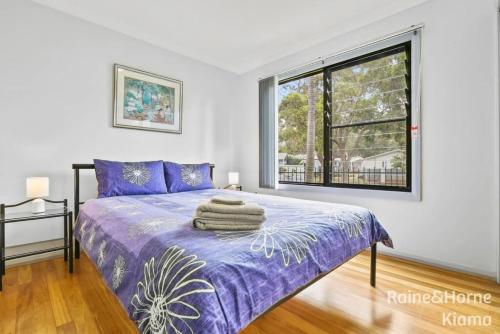 凯阿玛Beach House Kendalls - Stay 3 PAY FOR 2 Nights的一间卧室设有紫色的床和窗户