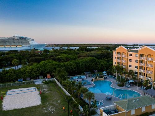 卡纳维拉尔角Holiday Inn Club Vacations Cape Canaveral Beach Resort的享有度假胜地和游轮的空中景致