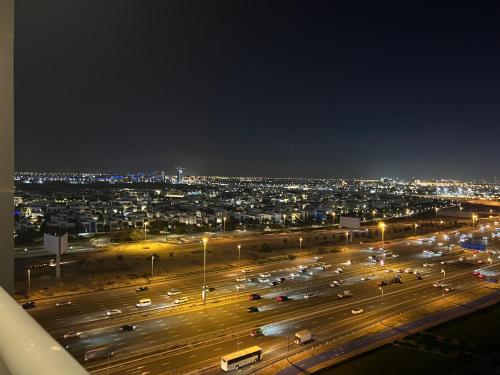 迪拜Oval Tower Business Bay的晚上停车场的景色
