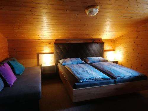 弗拉绍Steinerbauer的小木屋内一间卧室,配有一张床