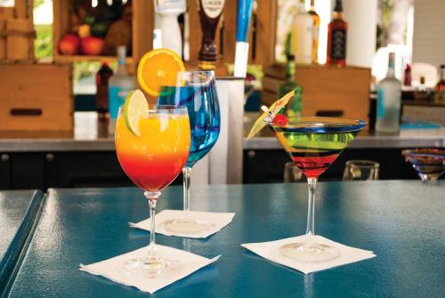 默特尔比奇Holiday Inn Club Vacations South Beach Resort的酒吧柜台上三杯酒