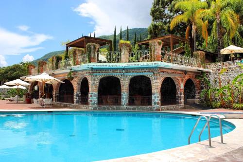 圣胡安科萨拉马玛楚依酒店的房屋前的大型游泳池