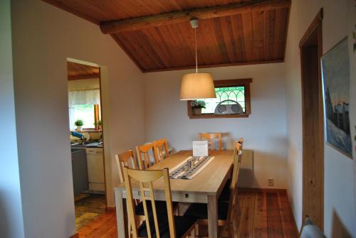 奥萨Orsastuguthyrning-Höglunda的一间带木桌和椅子的用餐室