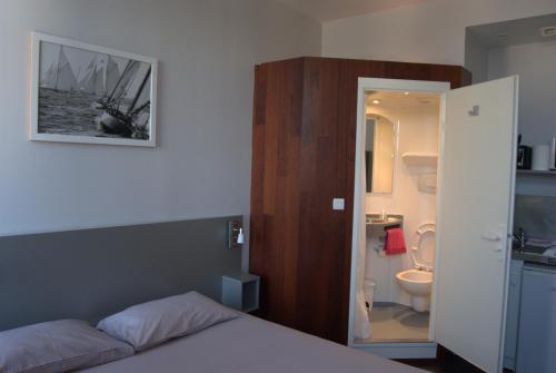 瑟堡瑟堡智能公寓式酒店（指南针）的一间卧室配有一张床,浴室设有卫生间