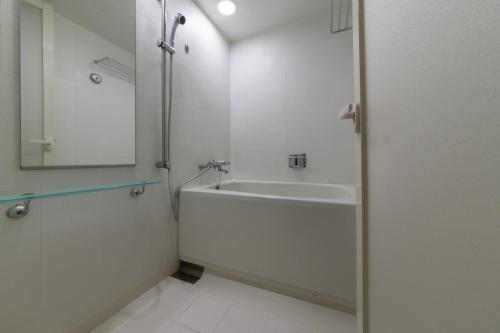 大洲熊本机场维斯塔酒店的带浴缸、水槽和镜子的浴室