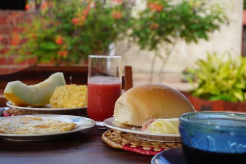 BarroquinhaMar Aberto_chale 3的餐桌,盘子和一杯果汁